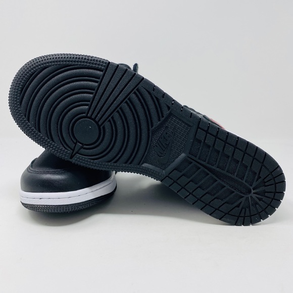 Jordan Women’s 1 Retro High OG - Picture 4 of 6